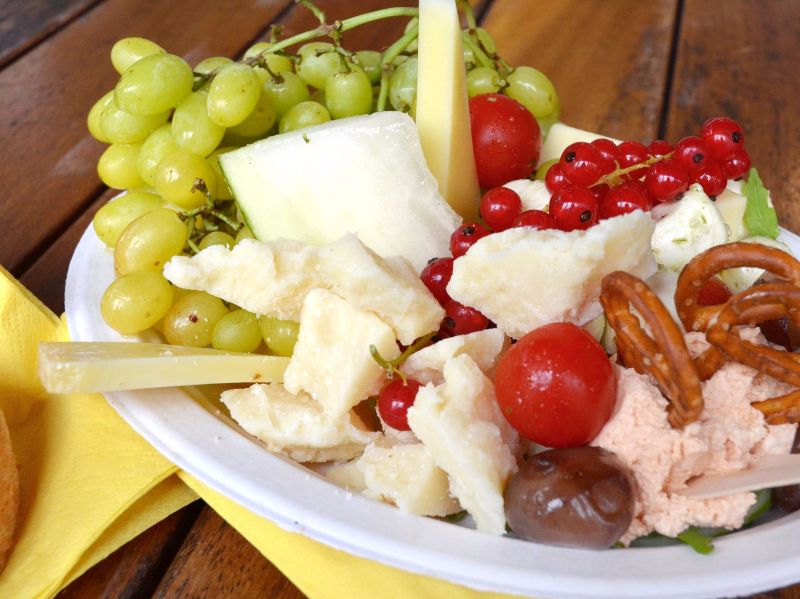 Gemischte Käseplatte mit Trauben und Tomate 